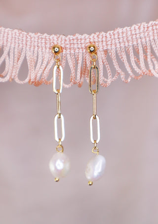 Freshwater pearl on chain earrings