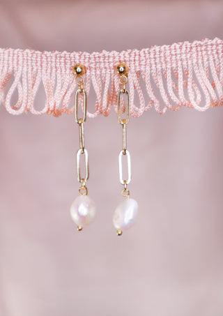 Freshwater pearl on chain earrings